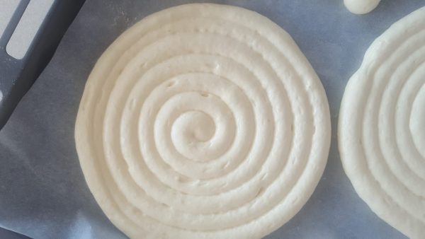 Kreisförmig dressierte Biskuitmasse